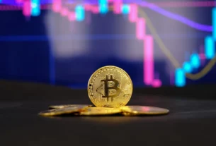 Due to rising Treasury yields and macroeconomic uncertainties, Bitcoin has experienced a sharp dip, plunging more than 7% and temporarily below the $90,000 barrier. By decreasing liquidity and raising borrowing costs, the spike in Treasury yields has pushed institutional investors into bonds and put downward pressure on Bitcoin. Compared to stocks, Bitcoin is more susceptible to these fluctuations due to its volatility, and its price movement is still linked to US stocks, especially the S&P 500. Bitcoin has proven resilient in the face of these difficulties, in part because of hope for possible regulatory changes under President-elect Donald Trump's administration. In addition to creating a balancing act between navigating macroeconomic challenges and waiting for favorable policy moves, this has increased market confidence. At $90,000, Bitcoin is currently trading close to a critical support