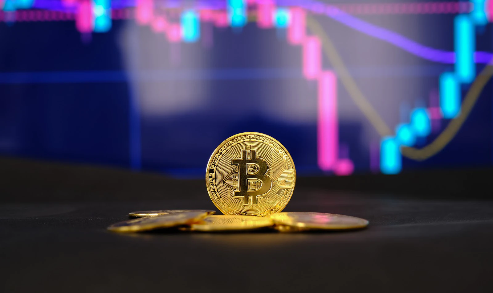 Due to rising Treasury yields and macroeconomic uncertainties, Bitcoin has experienced a sharp dip, plunging more than 7% and temporarily below the $90,000 barrier. By decreasing liquidity and raising borrowing costs, the spike in Treasury yields has pushed institutional investors into bonds and put downward pressure on Bitcoin. Compared to stocks, Bitcoin is more susceptible to these fluctuations due to its volatility, and its price movement is still linked to US stocks, especially the S&P 500. Bitcoin has proven resilient in the face of these difficulties, in part because of hope for possible regulatory changes under President-elect Donald Trump's administration. In addition to creating a balancing act between navigating macroeconomic challenges and waiting for favorable policy moves, this has increased market confidence. At $90,000, Bitcoin is currently trading close to a critical support